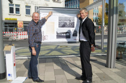 Stadtrat Andreas Kowol, der zusammen mit Michael Rüfer, bei der HSB Ideengeber für diese Ausstellung, das erste der vier Plakate aufgehängt hat.