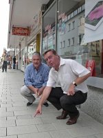 „Das sieht klasse aus!“ sind sich Oberbürgermeister Claus Kaminsky und Stadtentwicklungschef Martin Bieberle einig. „Das sieht klasse aus!“ sind sich Oberbürgermeister Claus Kaminsky und Stadtentwicklungschef Martin Bieberle einig.