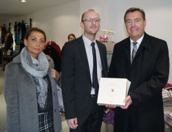 Hülya Senel von der Hanau Marketing GmbH, Geschäftsinhaber Sven Hofschulte und Oberbürgermeister Claus Kaminsky Hülya Senel von der Hanau Marketing GmbH, Geschäftsinhaber Sven Hofschulte und Oberbürgermeister Claus Kaminsky