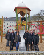 Stadtrat Andreas Kowol (Zweiter von links) und Thorsten Hitzel, Geschäftsführer der Kathinka-Platzhoff-Stiftung (Fünfter von rechts) waren vom neuen Spielplatz ebenso angetan wie Ortsbeiräte sowie Fachleute von HIS und Baufirmen. Stadtrat Andreas Kowol (Zweiter von links) und Thorsten Hitzel, Geschäftsführer der Kathinka-Platzhoff-Stiftung (Fünfter von rechts) waren vom neuen Spielplatz ebenso angetan wie Ortsbeiräte sowie Fachleute von HIS und Baufirmen.