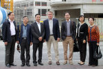 Martin Hoppe und die chinesische Delegation vor der Baustelle des Forums Hanau. Martin Hoppe und die chinesische Delegation vor der Baustelle des Forums Hanau.