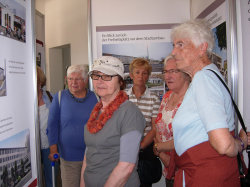 Seniorinnen des Erzählcafés Nordwest in der Ausstellung zum Stadtumbau im Projektbüro. 