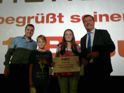 Kinopolis Betriebsleiter Torsten Schwab, Glückself Mika Augustin, Gewinnerin Nina Neuberger und OB Claus Kaminsky. 