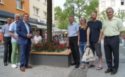 Nicht nur bei der IG Rosenstraße, dem Eigenbetrieb Hanau Infrastruktur Service und der Stadtspitze kommen die neuen Rosenbeete mit Sitzflächen in der Rosenstraße gut an. Auch Passantinnen und Passanten lassen sich hier häufig nieder. 