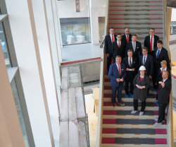 Im Anschluss an die Übergabe des Mietvertrags durch die Stadt Hanau hatten die Vertreter der Sparkasse Hanau noch Gelegenheit, gemeinsam mit Beate Schwartz-Simon auch Einblicke in die übrigen Räume des Kulturforums zu erhalten. 