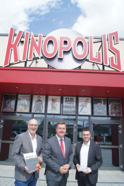 Der neue Betriebsleiter des Kinopolis, Albert Gollas, OB Claus Kaminsky und Torsten Schwab (von links).