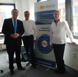 Oberbürgermeister Claus Kaminsky mit Arne Vortisch und Sabine Gahle in den neuen Firmenräumen am Freiheitsplatz. Foto: Stadt Hanau 