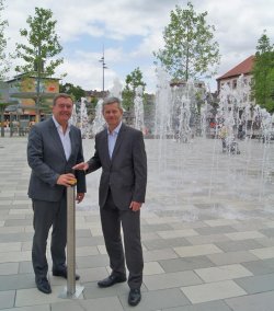 Oberbürgermeister Claus Kaminsky (links) und Stadtrat Andreas Kowol drücken den Startknopf für die Wasserspiele auf dem neuen Freiheitsplatz. Oberbürgermeister Claus Kaminsky (links) und Stadtrat Andreas Kowol drücken den Startknopf für die Wasserspiele auf dem neuen Freiheitsplatz.