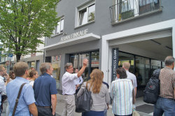 Bernhard Köppler von NH ProjektStadt, Projektleiter für Aktive Kernbereiche und das CKP-Programm, präsentiert Fassaden in der Langstraße, die mit Hilfe des CKP verschönert wurden. 