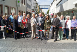 Fußgängerzone Krämerstraße in neuem Look: Oberbürgermeister Claus Kaminsky und Stadtrat Andreas Kowol (Bildmitte) eröffnen offiziell. 