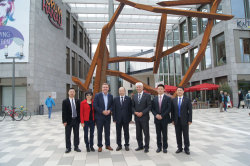 Yin Xuequn, stellvertretender Bürgermeister von Taizhou (4. v. l.) mit OB Claus Kaminsky, Jürgen Scheuermann und hochrangigen Beamten des Distrikts vor dem Oppenheim-Denkmal am Forum Hanau. 