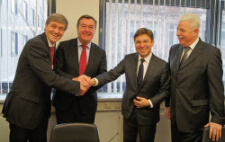 Dr. Markus Holz, Vorsitzender der ALD-Geschäftsführung, Oberbürgermeister Claus Kaminsky, Dr. Wolfgang Dietz, Vorsitzender des Vorstandes der Dietz AG, und Lothar Klemm, Vorsitzender des Aufsichtsrates der Dietz AG. Dr. Markus Holz, Vorsitzender der ALD-Geschäftsführung, Oberbürgermeister Claus Kaminsky, Dr. Wolfgang Dietz, Vorsitzender des Vorstandes der Dietz AG, und Lothar Klemm, Vorsitzender des Aufsichtsrates der Dietz AG.