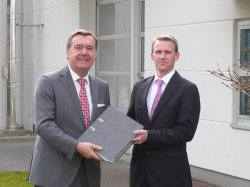 Christoph Stenger (rechts) von der Flexa-Geschäftsleitung nimmt von OB Claus Kaminsky die Baugenehmigung entgegen. Christoph Stenger (rechts) von der Flexa-Geschäftsleitung nimmt von OB Claus Kaminsky die Baugenehmigung entgegen.