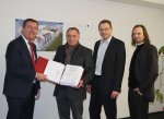 OB übergibt Baugenehmigung OB übergibt Baugenehmigung