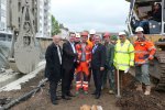 Über das Ende des Verbaus, der für die Baugrube auf dem Freiheitsplatz Voraussetzung ist, freuen sich (von links) Stadtrat Axel Weiss-Thiel, OB Claus Kaminsky, Bauführer Vladimir Hermann, Hermann Hödl, Ernst Lulik, Stadtrat Dr. Ralf-Rainer Piesold, Mustafa Husejnagic, der städtische Projektsteuerer Marcus Hergenröther, Harald Fugger und Baggerführer Josef Heissenberger. Über das Ende des Verbaus, der für die Baugrube auf dem Freiheitsplatz Voraussetzung ist, freuen sich (von links) Stadtrat Axel Weiss-Thiel, OB Claus Kaminsky, Bauführer Vladimir Hermann, Hermann Hödl, Ernst Lulik, Stadtrat Dr. Ralf-Rainer Piesold, Mustafa Husejnagic, der städtische Projektsteuerer Marcus Hergenröther, Harald Fugger und Baggerführer Josef Heissenberger.
