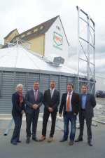 Erika Schulte, Oberbürgermeister Claus Kaminsky sowie Prof. Dr. Dirk Engelhardt und Carl Offergeld und von der RWZ Rhein-Main eG und Matthias Mainka, HWG vor einem neuen Silo, das von unten in die Höhe gebaut wird. 