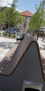 Neuer Hingucker auf dem Freiheitsplatz: die hohe Lange Bank aus Sapeli-Holz. Neuer Hingucker auf dem Freiheitsplatz: die hohe Lange Bank aus Sapeli-Holz.