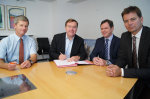 Von links: Stadtrat Andreas Kowol, Oberbürgermeister Claus Kaminsky, Co-Eigentümer„ Quartier pour Vivre- Lebensquartier GmbH