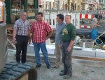 HIS-Betriebsleiter Bernd Lenz ( links) auf einer der Stadtumbau-Baustellen, hier in der Fahrstraße, zusammen mit weitere Bau-Fachleuten.