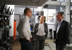 Investor Heiko Schlag (links) erläutert OB Claus Kaminsky (rechts) und Stadtrat Axel Weiss-Thiel die moderne Nahwärmeversorgung im Hochhaus Leipziger Straße 30. Investor Heiko Schlag (links) erläutert OB Claus Kaminsky (rechts) und Stadtrat Axel Weiss-Thiel die moderne Nahwärmeversorgung im Hochhaus Leipziger Straße 30.
