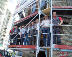Besichtigung des Eckhauses Alfred-Delp-Straße / Freigerichtstraße, das die Investoren Yasar Balikci und Alpay Emetli (Dritter und Vierter von links) gekauft haben und renovieren lassen. Besichtigung des Eckhauses Alfred-Delp-Straße / Freigerichtstraße, das die Investoren Yasar Balikci und Alpay Emetli (Dritter und Vierter von links) gekauft haben und renovieren lassen.