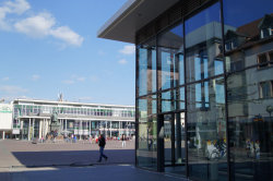 Zwei architektonische Pendants geben dem Hanauer Marktplatz ein neues Gesicht: das Zwei architektonische Pendants geben dem Hanauer Marktplatz ein neues Gesicht: das