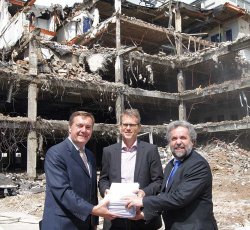 Oberbürgermeister Claus Kaminsky (links) und Baudezernent Dr. Ralf-Rainer Piesold (rechts) übergeben die Baugenehmigung an Henning Christiansen, Projektleiter der Hanseatischen Betreuungs- und Beteiligungsgesellschaft mbH. Oberbürgermeister Claus Kaminsky (links) und Baudezernent Dr. Ralf-Rainer Piesold (rechts) übergeben die Baugenehmigung an Henning Christiansen, Projektleiter der Hanseatischen Betreuungs- und Beteiligungsgesellschaft mbH.