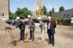 Foto: Spatenstich für Wohnprojekt in der Frankfurter Landstraße: Bauherr Nenad Crnjak, OB Claus Kaminsky, Architekt Waldemar Biedrzynski und Reiner Wegner, Ortsvorsteher Nordwest 