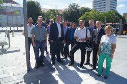 Oberbürgermeister Claus Kaminsky und Stadtrat Andreas Kowol (Bildmitte vorne) machten sich gemeinsam mitstädtischen und externen Fachleuten ein Bild vom neuen Busbahnhof im Volllastbetrieb 