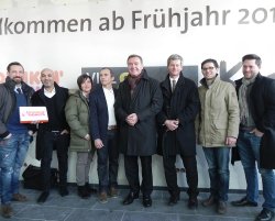Oberbürgermeister Claus Kaminsky, Stadtrat Andreas Kowol, Sebastian Szutta und Stefan Gebauer (Klara – Küche & Bar), Manuel und Melanie Lippert (Viel&Seitig), Sadi Sanlav und Mo Rahimi (Dunkin Donuts) Oberbürgermeister Claus Kaminsky, Stadtrat Andreas Kowol, Sebastian Szutta und Stefan Gebauer (Klara – Küche & Bar), Manuel und Melanie Lippert (Viel&Seitig), Sadi Sanlav und Mo Rahimi (Dunkin Donuts)