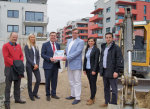 Foto von links: Architekt Klaus Heim, Verkaufsberaterin Katrin Sackel, Oberbürgermeister Claus Kaminsky, Bien-Ries-Vorstand Wolfgang Ries, Leiterin Projektentwicklung Jessica Ann Hesse sowie Bauleiter Visar Hyseni. 