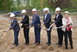 Spatenstich mit Nico Rotschedl (Lehrhöfer Park GmbH), Jürgen Rochner, OB Claus Kaminsky, Antonio Abbruzzese, Oliver Stahl, Stadtverordnetenvorsteherin Beate Funck (von links). Spatenstich mit Nico Rotschedl (Lehrhöfer Park GmbH), Jürgen Rochner, OB Claus Kaminsky, Antonio Abbruzzese, Oliver Stahl, Stadtverordnetenvorsteherin Beate Funck (von links).