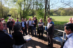 OB Kaminsky inmitten der Interessierten beim Hellenbach-Spaziergang 