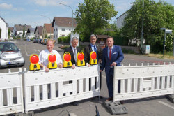 Mit dem symbolischen Aufstellen der Warnbaken starten sie in Mittelbuchen die Vollsperrung der Landesstraße 3008: OB Claus Kaminsky, Alexander Pilz von Hessen-Mobil, Baustadtrat Andreas Kowol und Ortsvorsteher Arnold Hofacker (von rechts).