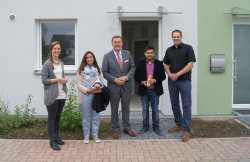 Oberbürgermeister Claus Kaminsky (Mitte) gratuliert stolzen Hausbesitzern Shina und Bahrat Kapoor (rechts und links vom OB). Ebenfalls freuen sich Kundenbetreuerin Sabrina Büllesfeld und Bauleiter Pascal Jost von der Deutschen Reihenhaus AG. Oberbürgermeister Claus Kaminsky (Mitte) gratuliert stolzen Hausbesitzern Shina und Bahrat Kapoor (rechts und links vom OB). Ebenfalls freuen sich Kundenbetreuerin Sabrina Büllesfeld und Bauleiter Pascal Jost von der Deutschen Reihenhaus AG.