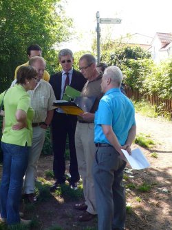 Radweg-Ortstermin in Mittelbuchen mit Stadtrat Andreas Kowol (Bildmitte), Ortsvorsteher Arnold Hofacker (links daneben), weiteren Ortsbeiratsmitgliedern und Fachleuten des städtischen Eigenbetriebs Hanau Infrastruktur Service