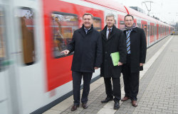 Die neuen S-Bahn-Wagen kommen dank mehr Komfort und Sicherheit sehr gut bei den Fahrgästen an, freuen sich Oberbürgermeister Claus Kaminsky, Stadtrat Andreas Kowol und RMV-Geschäftsführer André Kavai (von links). 