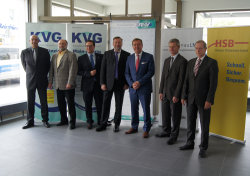 KVG-Geschäftsführer Volker Rahm, Kreisbeigeordneter Matthias Zach, die RMV-Geschäftsführer Dr. André Kavai und Prof. Knut Ringat, Oberbürgermeister Claus Kaminsky, Stadtrat Andreas Kowol und HLNO-Geschäftsführer Michael Takatsch (von links).