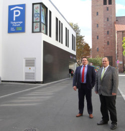 Jens Gottwald (links) und Uwe-Horst Winter von der HPG-Geschäftsführung an der Parkhauseinfahrt vor der Stadtpfarrkirche Mariae Namen. Jens Gottwald (links) und Uwe-Horst Winter von der HPG-Geschäftsführung an der Parkhauseinfahrt vor der Stadtpfarrkirche Mariae Namen.