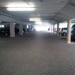 Das Parkdeck unter der Main-Kinzig-Halle soll von September an attraktiver sein. 