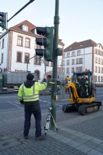 Prüfmobil bei der Anfahrt auf eine Ampel Prüfmobil bei der Anfahrt auf eine Ampel